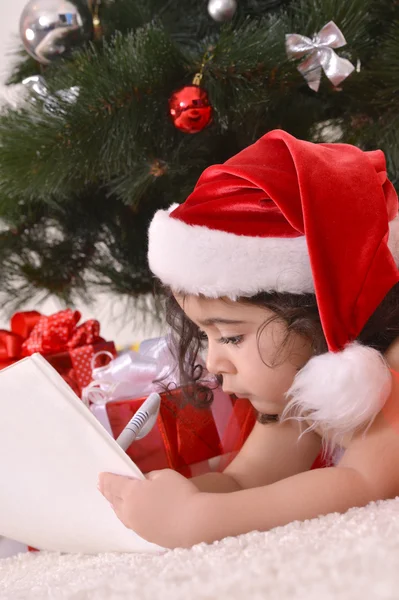 Kleines Mädchen feiert Weihnachten — Stockfoto