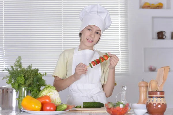 Jonge chef-kok in de keuken — Stockfoto