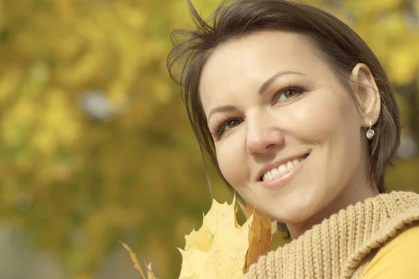 Giovane donna che cammina nel parco — Foto Stock