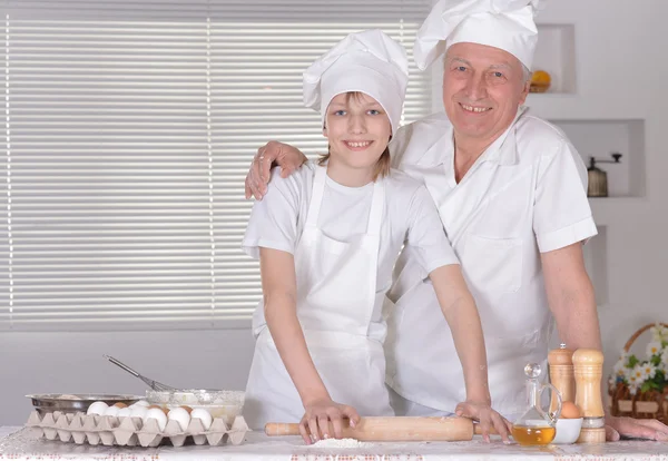 Older man cooking with grandson — Stock Photo, Image