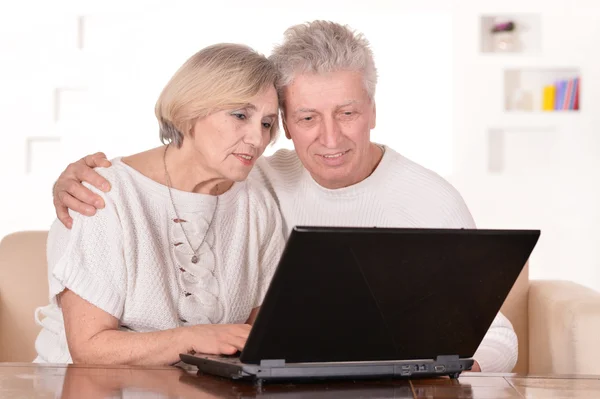 Äldre par med laptop — Stockfoto