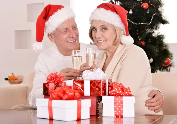 Casal de idosos celebrando ano novo — Fotografia de Stock