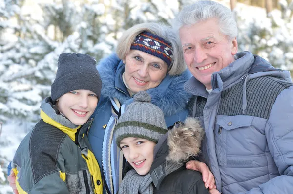 Mutlu bir aile kış açık havada — Stok fotoğraf