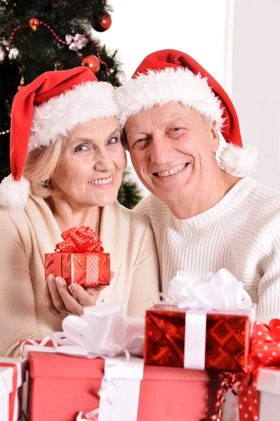 Pareja mayor celebrando año nuevo — Foto de Stock