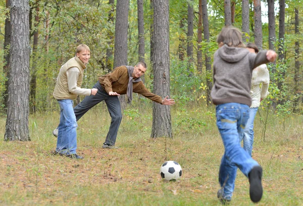 Famille de quatre personnes dans le parc — Photo