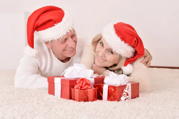 Pareja mayor celebrando año nuevo — Foto de Stock