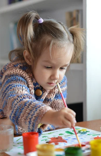 Милая маленькая девочка рисует краски в комнате — стоковое фото