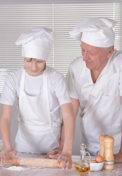 Hombre mayor cocinando con su nieto —  Fotos de Stock