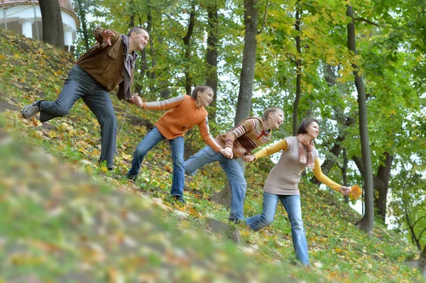 Glad familj kör — Stockfoto