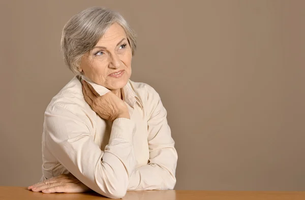 Красивая белая пожилая женщина сидит — стоковое фото