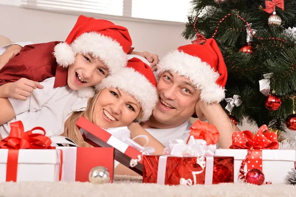 Famille avec cadeaux de Noël — Photo