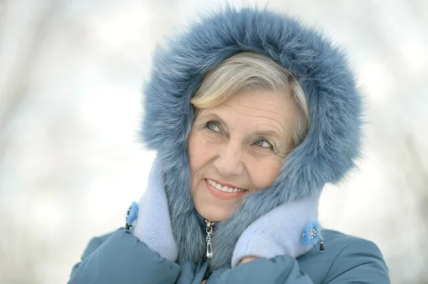 Porträtt av en fin gammal kvinna på vintern — Stockfoto