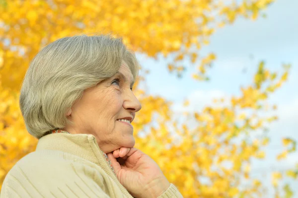 Zamyšleně starší žena na podzim — Stock fotografie