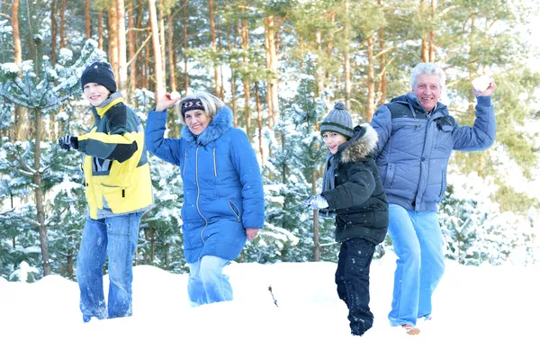 Glückliche Familie im Winter im Freien — Stockfoto