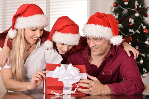 Familj med julklappar — Stockfoto