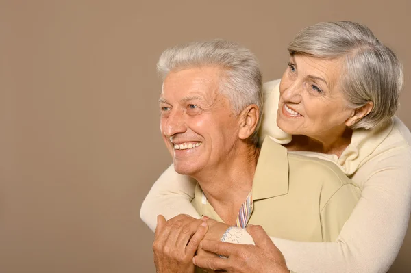 Retrato de um feliz casal de idosos — Fotografia de Stock