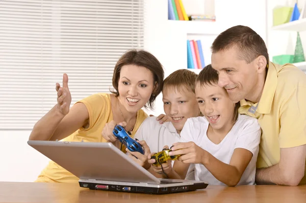 Familia con portátil — Foto de Stock