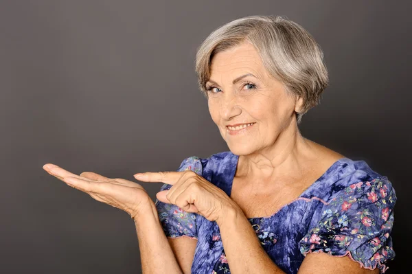 Mujer mayor señalando —  Fotos de Stock