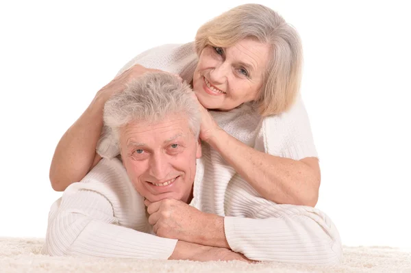 Äldre par liggande — Stockfoto