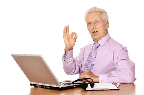 Osoby w podeszłym wieku biznesmen z laptopa — Zdjęcie stockowe