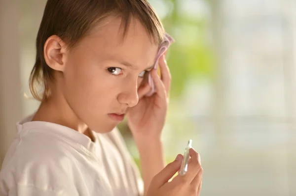 Il bambino si ammalò di influenza. — Foto Stock