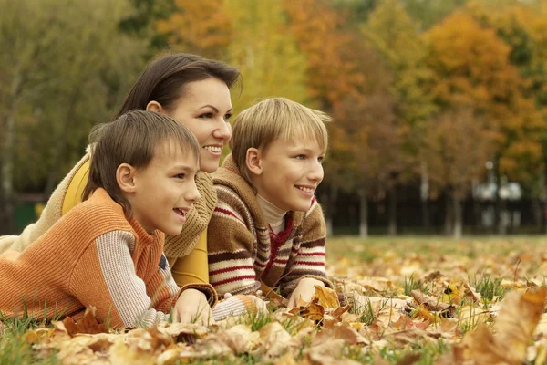 Mother and children are in the park — Stock Photo, Image