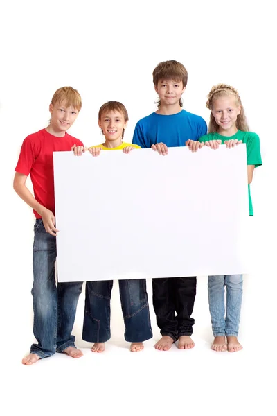 Улыбающиеся дети в яркой футболке — стоковое фото