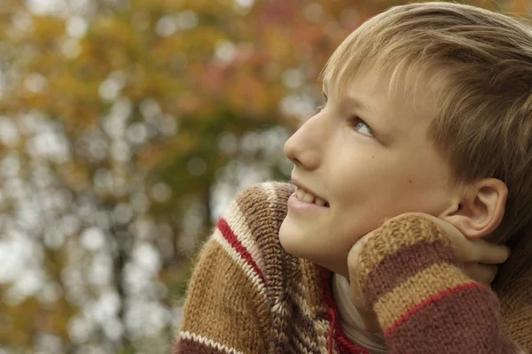 秋のリラックスした幸せな少年 — ストック写真
