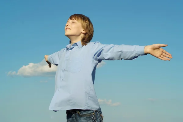 Adolescente bajo un cielo azul — Foto de Stock