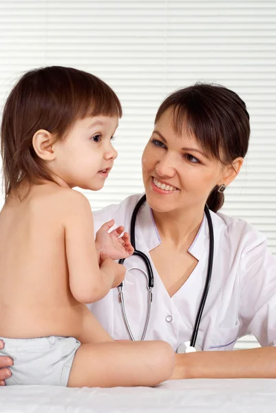 Médico agradável com paciente pequeno — Fotografia de Stock