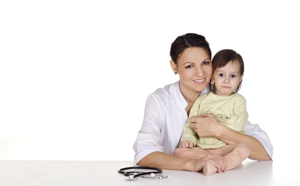 Médico con niña — Foto de Stock