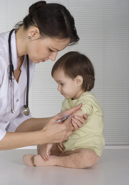 Läkare med en vacker baby — Stockfoto