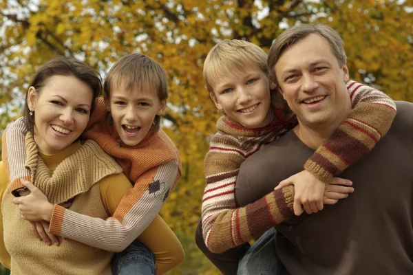 Leuke familie ontspannen in de herfst — Stockfoto