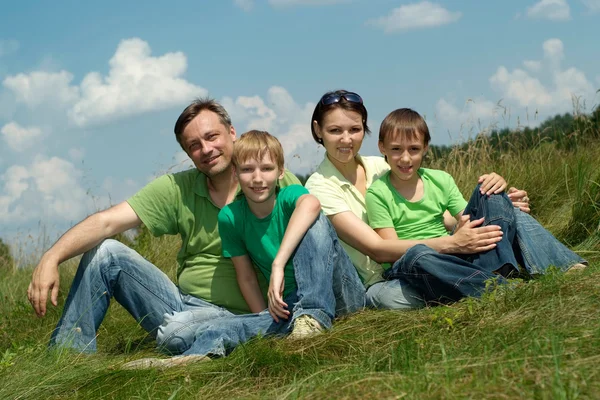 Neşeli aile eğleniyor — Stok fotoğraf