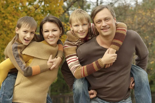 Familjen avkopplande i en vacker höst park — Stockfoto