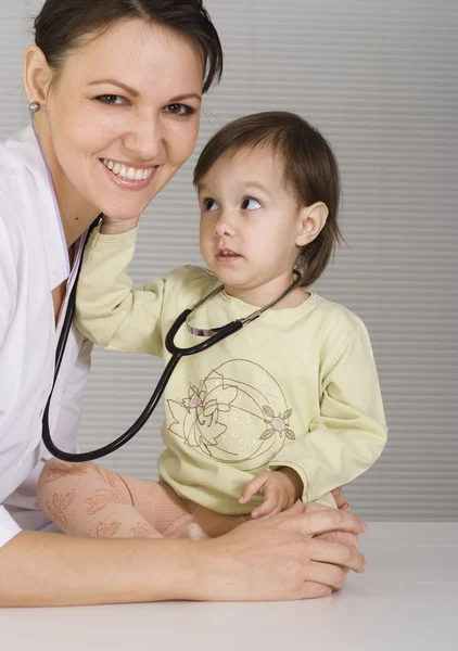 Médico con un niño — Foto de Stock