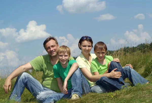 Boldog négytagú család — Stock Fotó