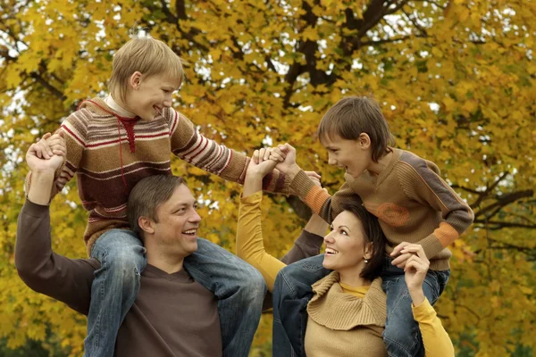 Família jogando no parque de outono — Fotografia de Stock
