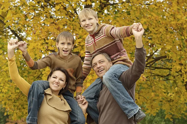 Familia jugando en el parque de otoño — Foto de Stock