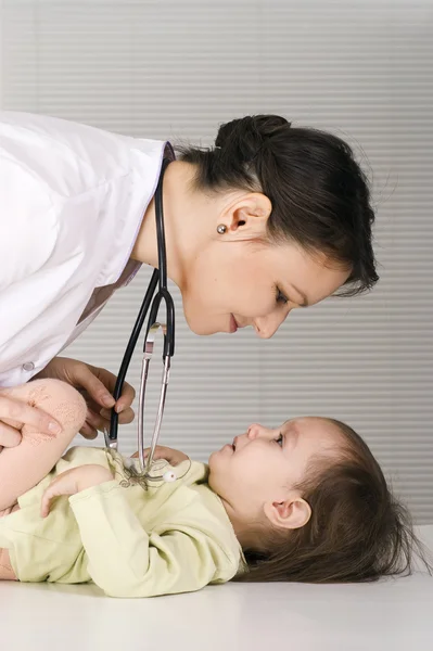 Doctor and little girl — Stock Photo, Image