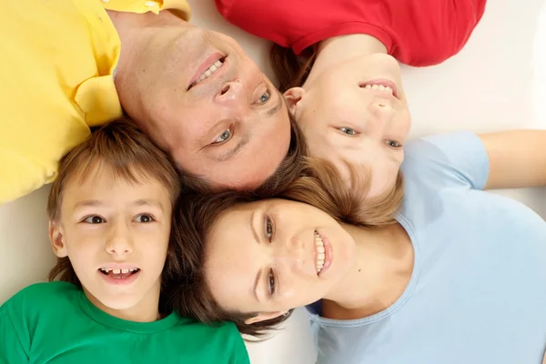 Família feliz em camisetas brilhantes — Fotografia de Stock