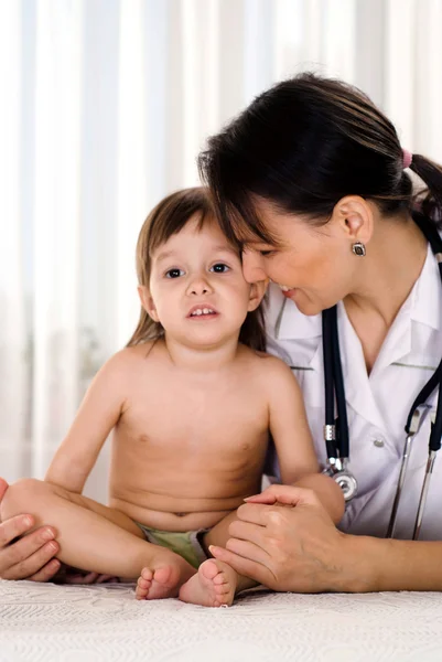 Knappe dokter met kleine patiënt — Stockfoto