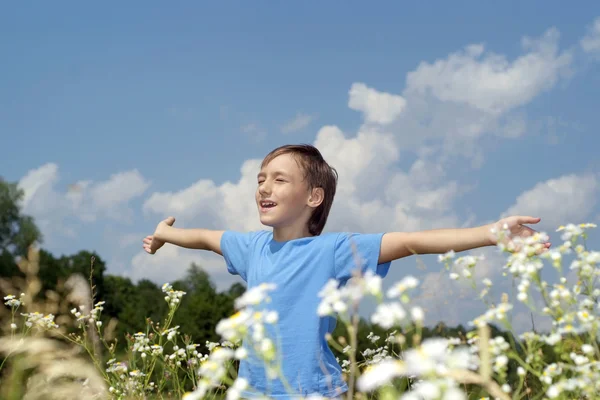 Pojke poserar mot himlen — Stockfoto