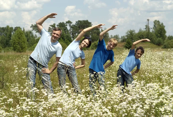 Lycklig familj på fyra — Stockfoto