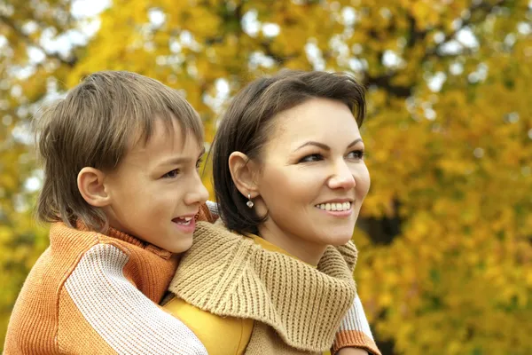 Retrato de una hermosa madre y un niño —  Fotos de Stock