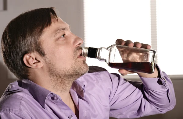 Człowiek pije whisky — Zdjęcie stockowe