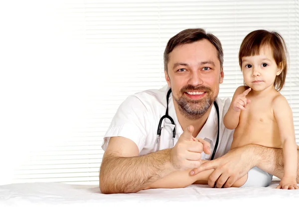 Médico inteligente com paciente pequeno — Fotografia de Stock