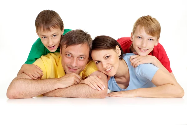 Família bonita em camisetas brilhantes — Fotografia de Stock