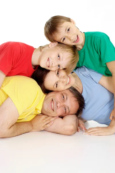 Υπέροχη οικογένεια στο φωτεινό t-shirts — Φωτογραφία Αρχείου