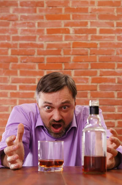 Angry man getting drunk — Stock Photo, Image